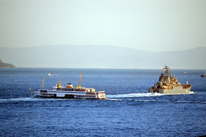 Rus Donanması'na ait iki gemi Çanakkale Boğazı'ndan geçti galerisi resim 3