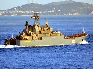 Rus Donanması'na ait iki gemi Çanakkale Boğazı'ndan geçti