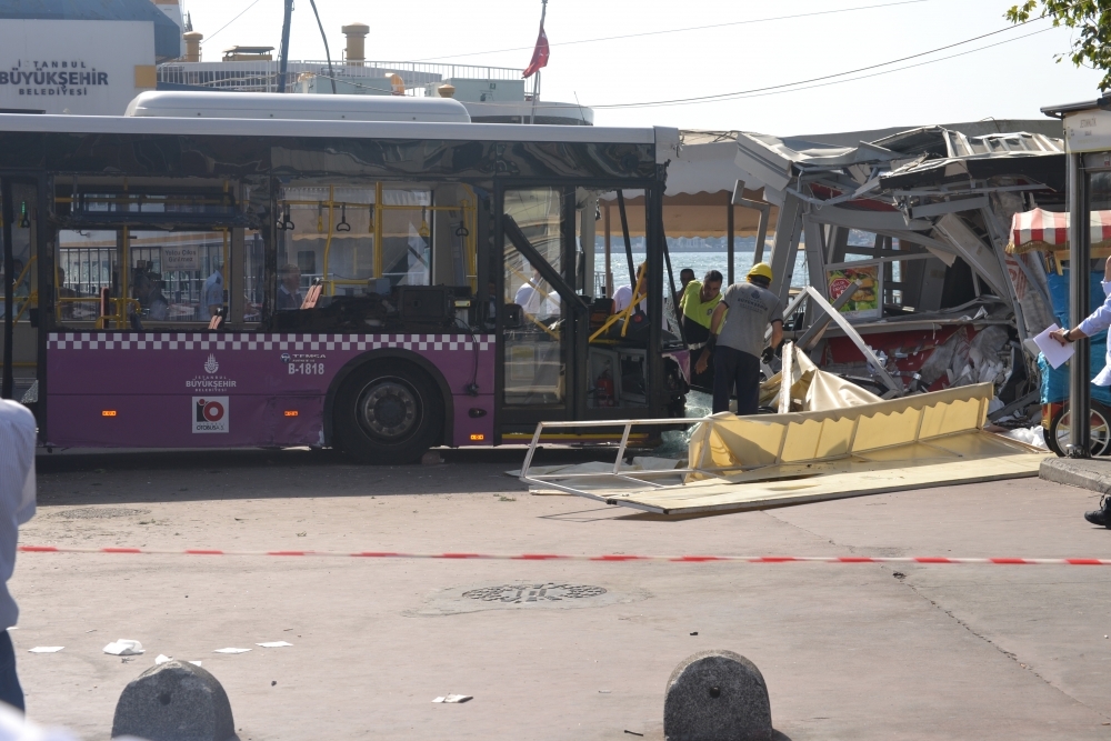 Kabataş İskelesinde otobüs faciası: 30 yaralı galerisi resim 12