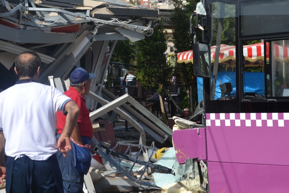 Kabataş İskelesinde otobüs faciası: 30 yaralı galerisi resim 5