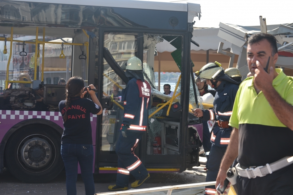 Kabataş İskelesinde otobüs faciası: 30 yaralı galerisi resim 9