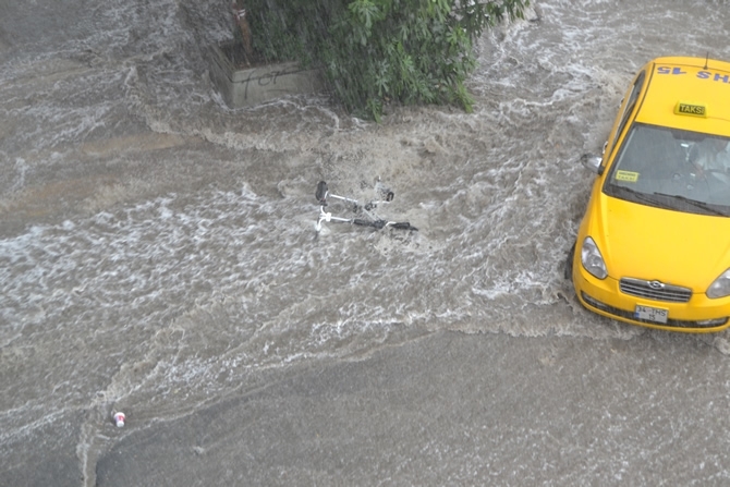 İstanbul'da yoğun yağış hayatı felç etti galerisi resim 3