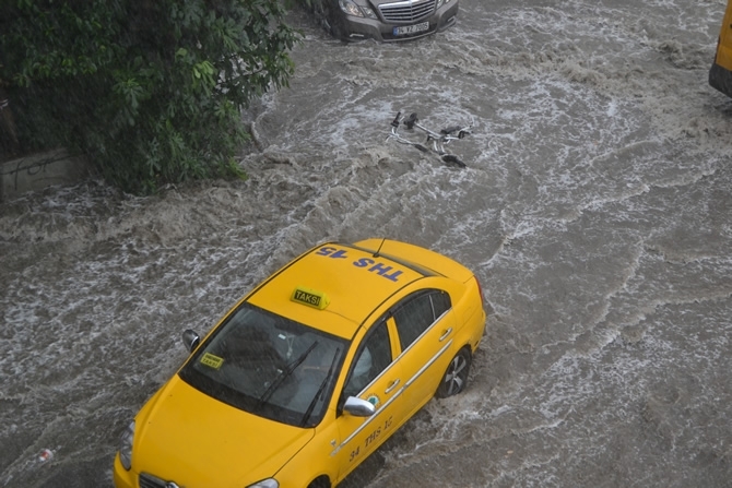 İstanbul'da yoğun yağış hayatı felç etti galerisi resim 4