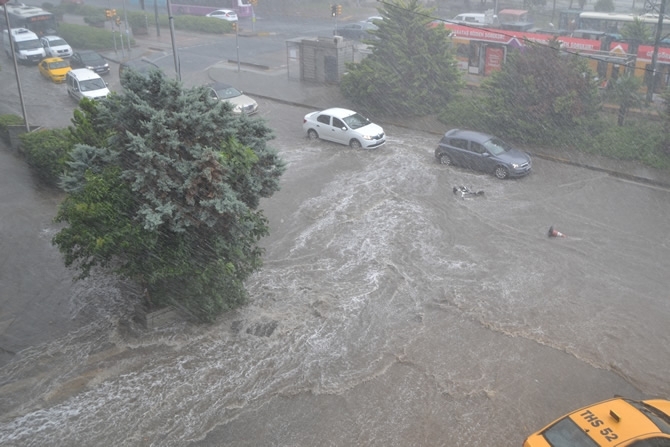 İstanbul'da yoğun yağış hayatı felç etti galerisi resim 5
