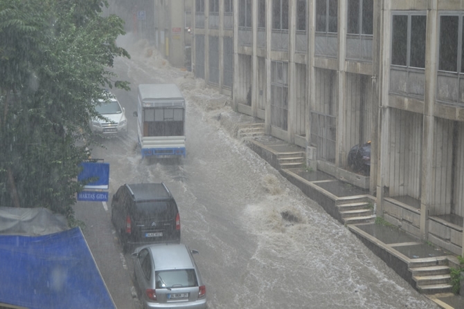 İstanbul'da yoğun yağış hayatı felç etti galerisi resim 7