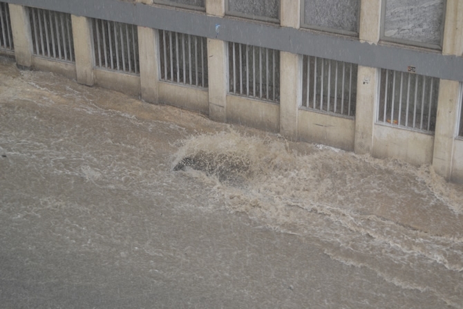 İstanbul'da yoğun yağış hayatı felç etti galerisi resim 8