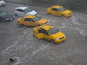 İstanbul'da yoğun yağış hayatı felç etti