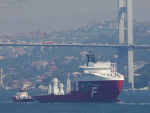 Buzkıran Gemisi İstanbul Boğazında