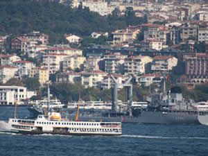 Türk savaş gemisi “ TCG Yarbay  Kudret Güngör  (A-595) “ İstanbul Boğazı