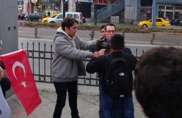 Amerikan askerinin başına çuval geçirdiler galerisi resim 3