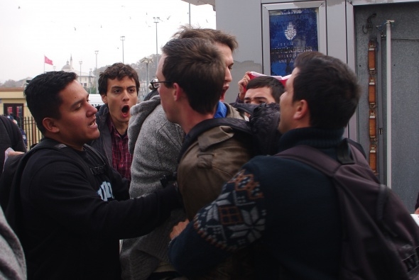 Amerikan askerinin başına çuval geçirdiler galerisi resim 5