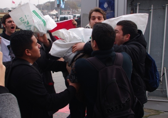 Amerikan askerinin başına çuval geçirdiler galerisi resim 6