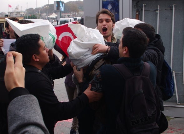 Amerikan askerinin başına çuval geçirdiler galerisi resim 7