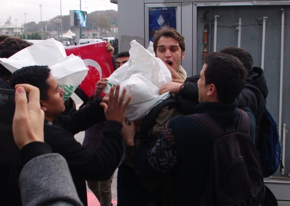 Amerikan askerinin başına çuval geçirdiler galerisi resim 8