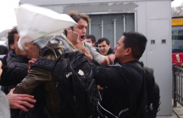 Amerikan askerinin başına çuval geçirdiler galerisi resim 9