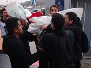 Amerikan askerinin başına çuval geçirdiler