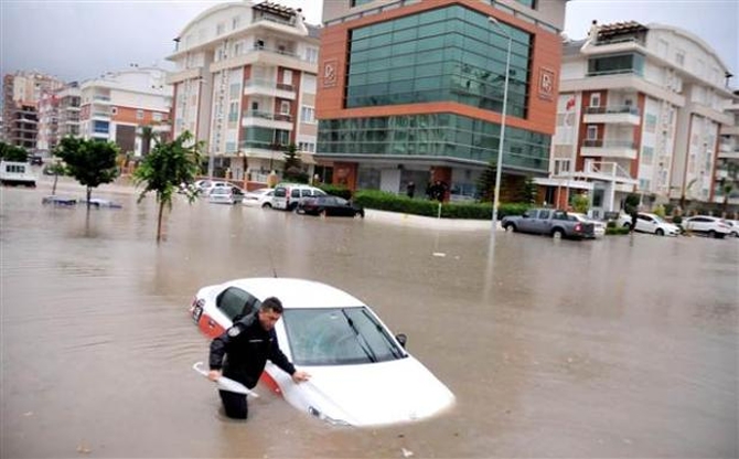 Antalya şiddetli yağıştan deniz karaya çıktı! galerisi resim 3