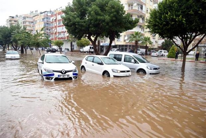 Antalya şiddetli yağıştan deniz karaya çıktı! galerisi resim 6
