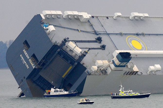 Hoegh Osaka adlı araç taşıyan gemi karaya oturarak yan yattı galerisi resim 1