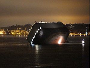 Hoegh Osaka adlı araç taşıyan gemi karaya oturarak yan yattı