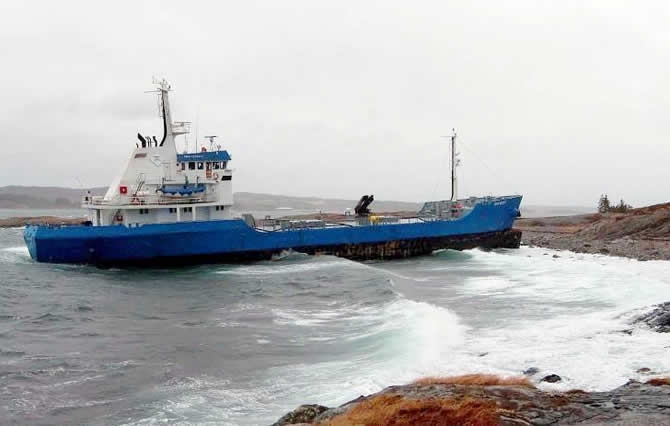 Norveç bayraklı ürün tankeri, Hemnskjela'da karaya oturdu galerisi resim 2