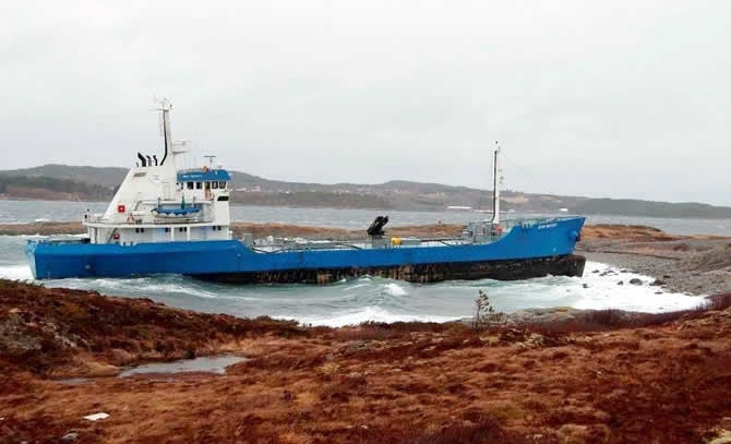 Norveç bayraklı ürün tankeri, Hemnskjela'da karaya oturdu galerisi resim 3