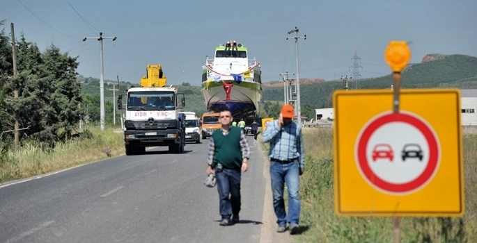 Akşemsettin Gemisi karadan suya indirileceği yere götürüldü galerisi resim 1