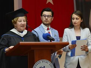 DEU'de mezuniyet coşkusu