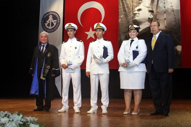 Piri Reis Üniversitesi'nde Mezuniyet Coşkusu galerisi resim 40