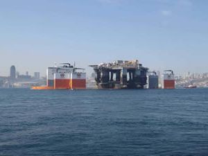 Platform taşıyıcı gemi Dockwise Vanguard, İstanbul Boğazı’ndan geçti