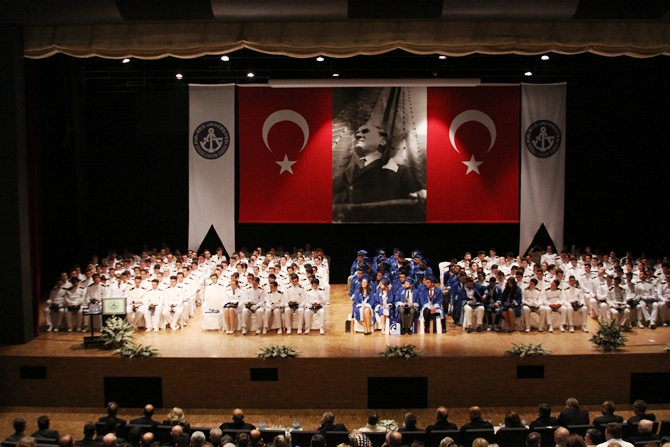 Piri Reis Üniversitesi'nde 244 öğrenci mezuniyet heyecanı yaşadı galerisi resim 17