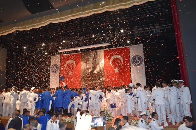 Piri Reis Üniversitesi'nde 244 öğrenci mezuniyet heyecanı yaşadı galerisi resim 22