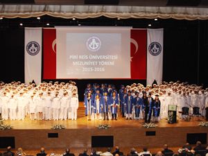 Piri Reis Üniversitesi'nde 244 öğrenci mezuniyet heyecanı yaşadı