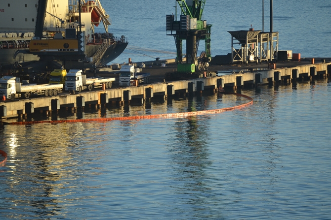 İzmit Körfezi'nde sızan petrol deniz kirliliğine neden oldu galerisi resim 53