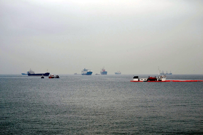 Zeytinburnu'da batan gemide, yakıt sızıntısı alarmı verildi galerisi resim 12