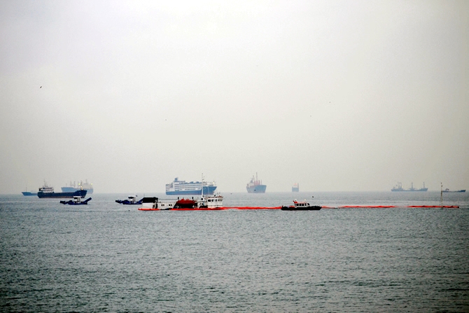 Zeytinburnu'da batan gemide, yakıt sızıntısı alarmı verildi galerisi resim 13