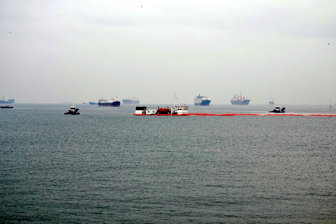 Zeytinburnu'da batan gemide, yakıt sızıntısı alarmı verildi galerisi resim 17