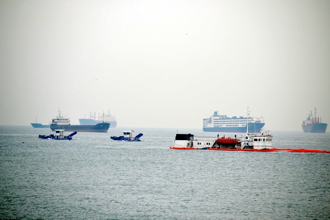 Zeytinburnu'da batan gemide, yakıt sızıntısı alarmı verildi galerisi resim 18