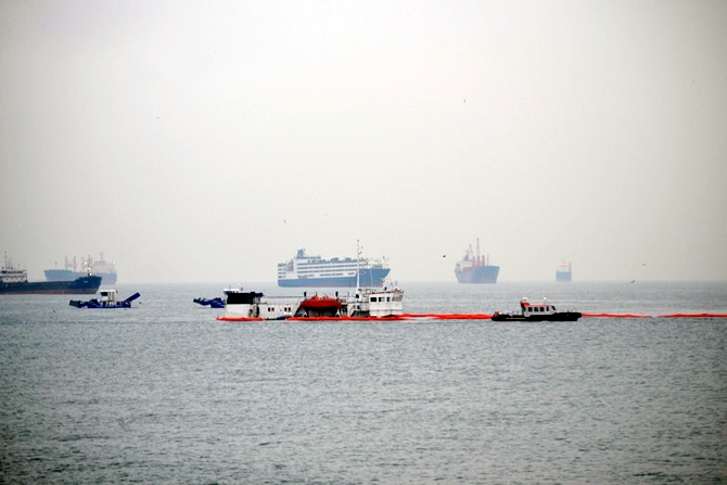 Zeytinburnu'da batan gemide, yakıt sızıntısı alarmı verildi galerisi resim 19