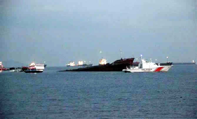 Zeytinburnu'da batan gemide, yakıt sızıntısı alarmı verildi galerisi resim 2