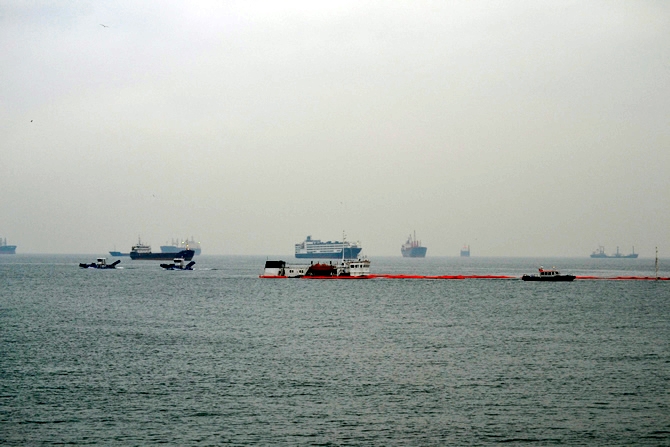 Zeytinburnu'da batan gemide, yakıt sızıntısı alarmı verildi galerisi resim 20