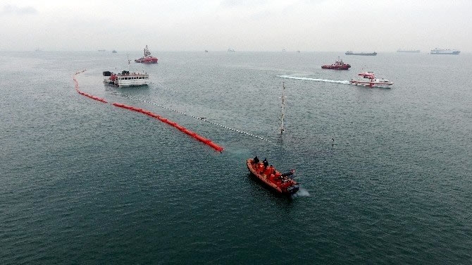 Zeytinburnu'da batan gemide, yakıt sızıntısı alarmı verildi galerisi resim 3