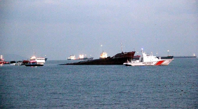 Zeytinburnu'da batan gemide, yakıt sızıntısı alarmı verildi galerisi resim 8