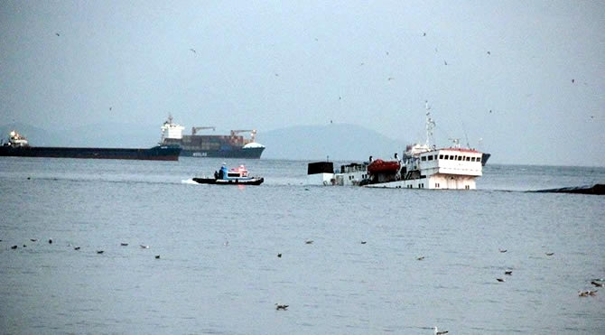 Zeytinburnu'da batan gemide, yakıt sızıntısı alarmı verildi galerisi resim 9