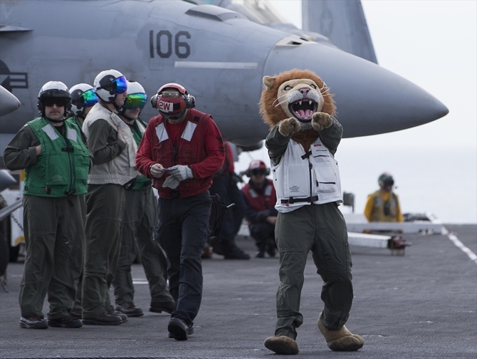 Uçak gemisi USS George H.W. Bush kapılarını AA ekibine açtı galerisi resim 17