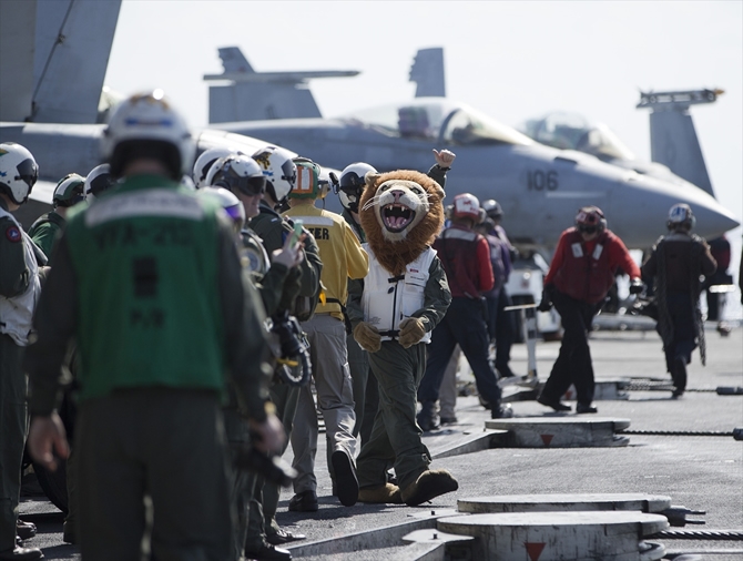 Uçak gemisi USS George H.W. Bush kapılarını AA ekibine açtı galerisi resim 19