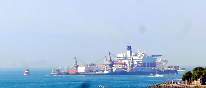 Dünyanın en büyük gemisi İstanbul Boğazı'ndan geçti galerisi resim 1