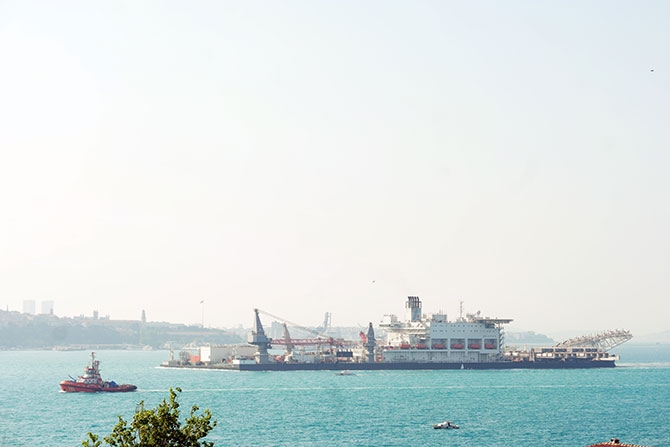 Dünyanın en büyük gemisi İstanbul Boğazı'ndan geçti galerisi resim 10