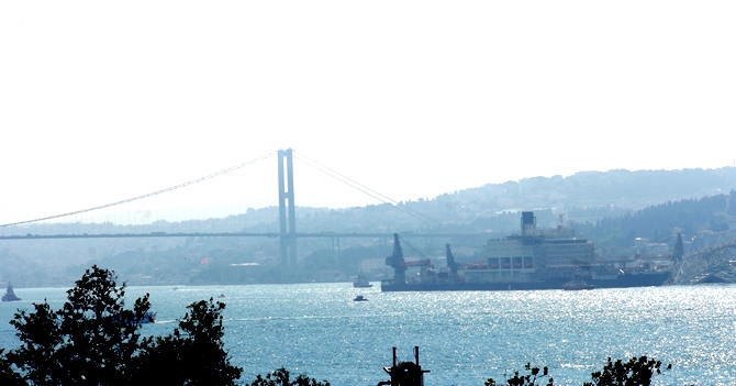 Dünyanın en büyük gemisi İstanbul Boğazı'ndan geçti galerisi resim 13