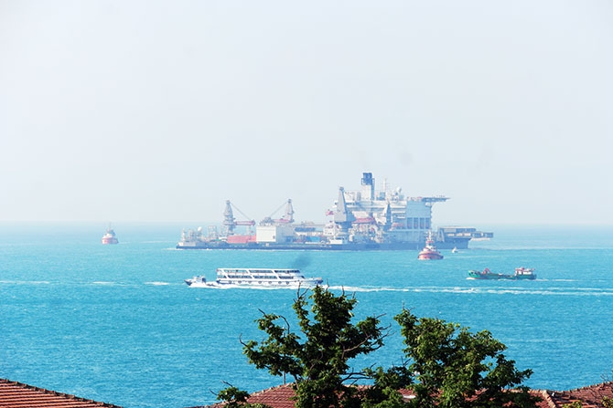 Dünyanın en büyük gemisi İstanbul Boğazı'ndan geçti galerisi resim 2